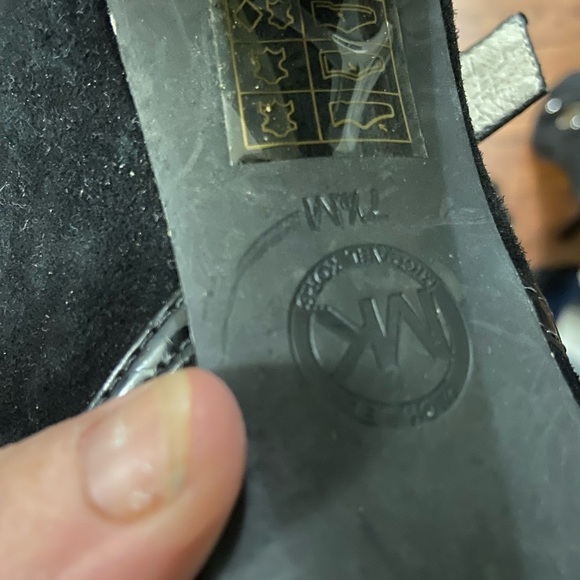 Ladies buckle up Michael Kors heels - Picture 6 of 6